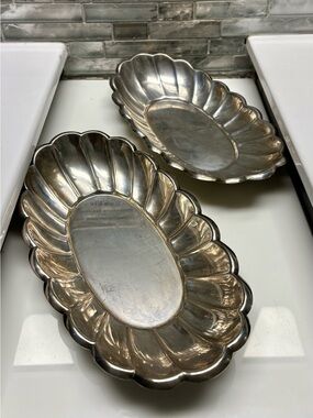 Set of 2 Reed & Barton silver-plated scalloped Oval dishes Holiday collection.
